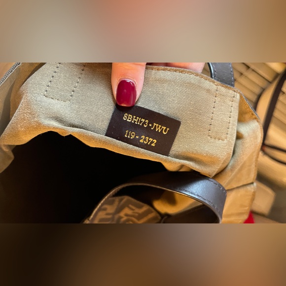 Authentic Fendi tote sac de plat bag like new - Picture 9 of 12